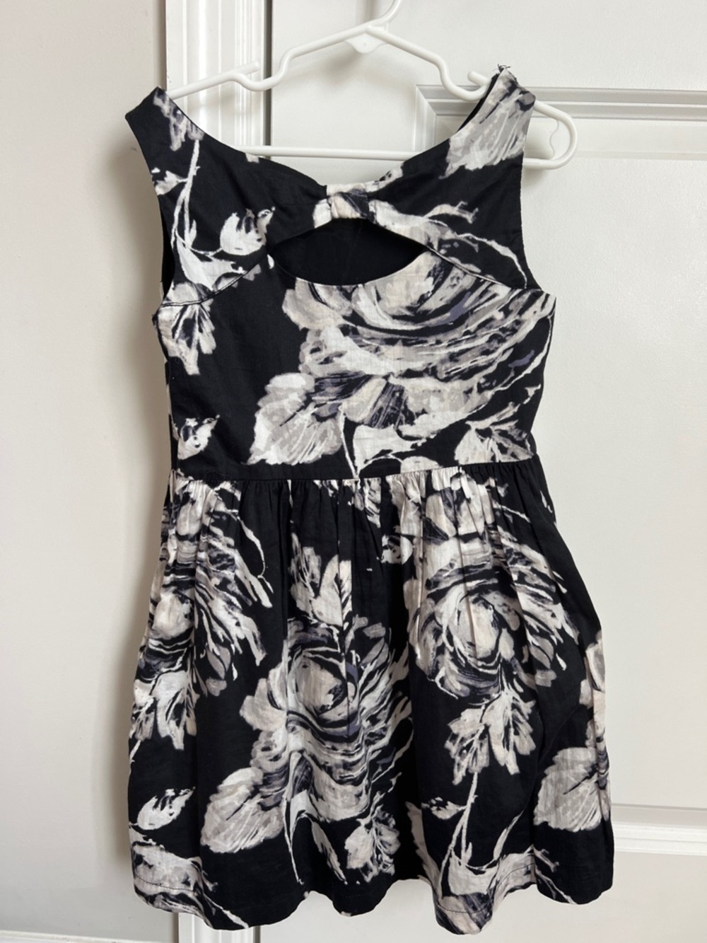 GAP Black and White Floral Keyhole Casual Dress